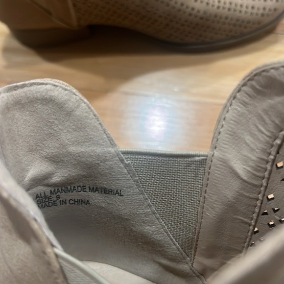 Restricted women’s tan suede heel ankle boots size 9 . - Picture 5 of 11